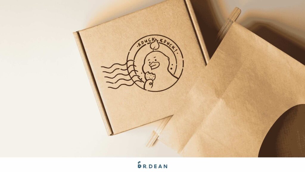 Behance作品集教學:10 分鐘搞定你的接案作品 (快速入門) 22 咖啡外帶杯包裝設計展示於辦公桌上